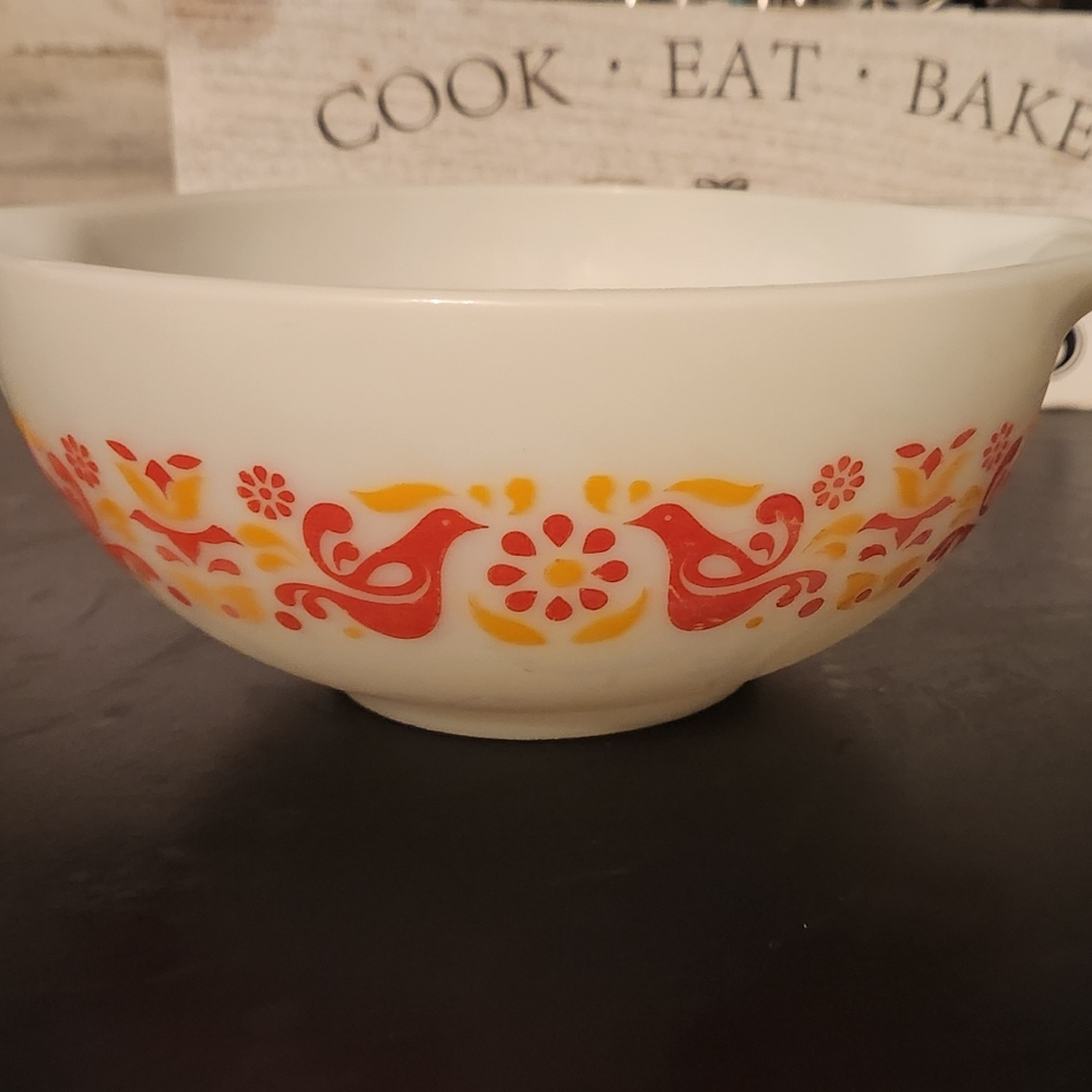 Pyrex friendship nesting bowl